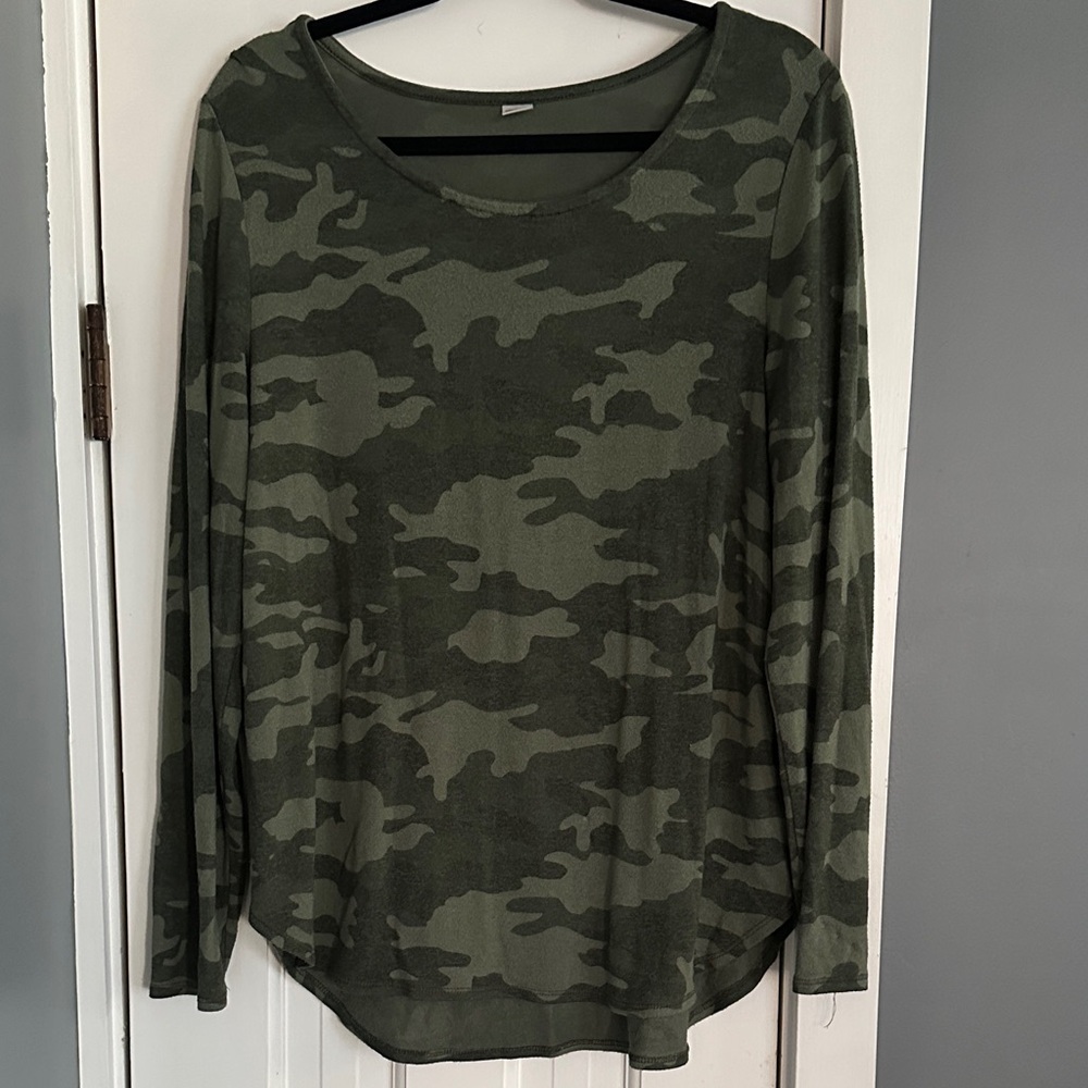 Old Navy Olive Green Camo Long Sleeve Tee Scoop Neck Curved Hem Shirt